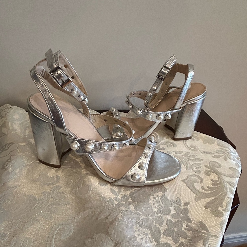 🌼3 for $30 NWOT Forever 21 sandals. Pearl detailing. Size 7.5